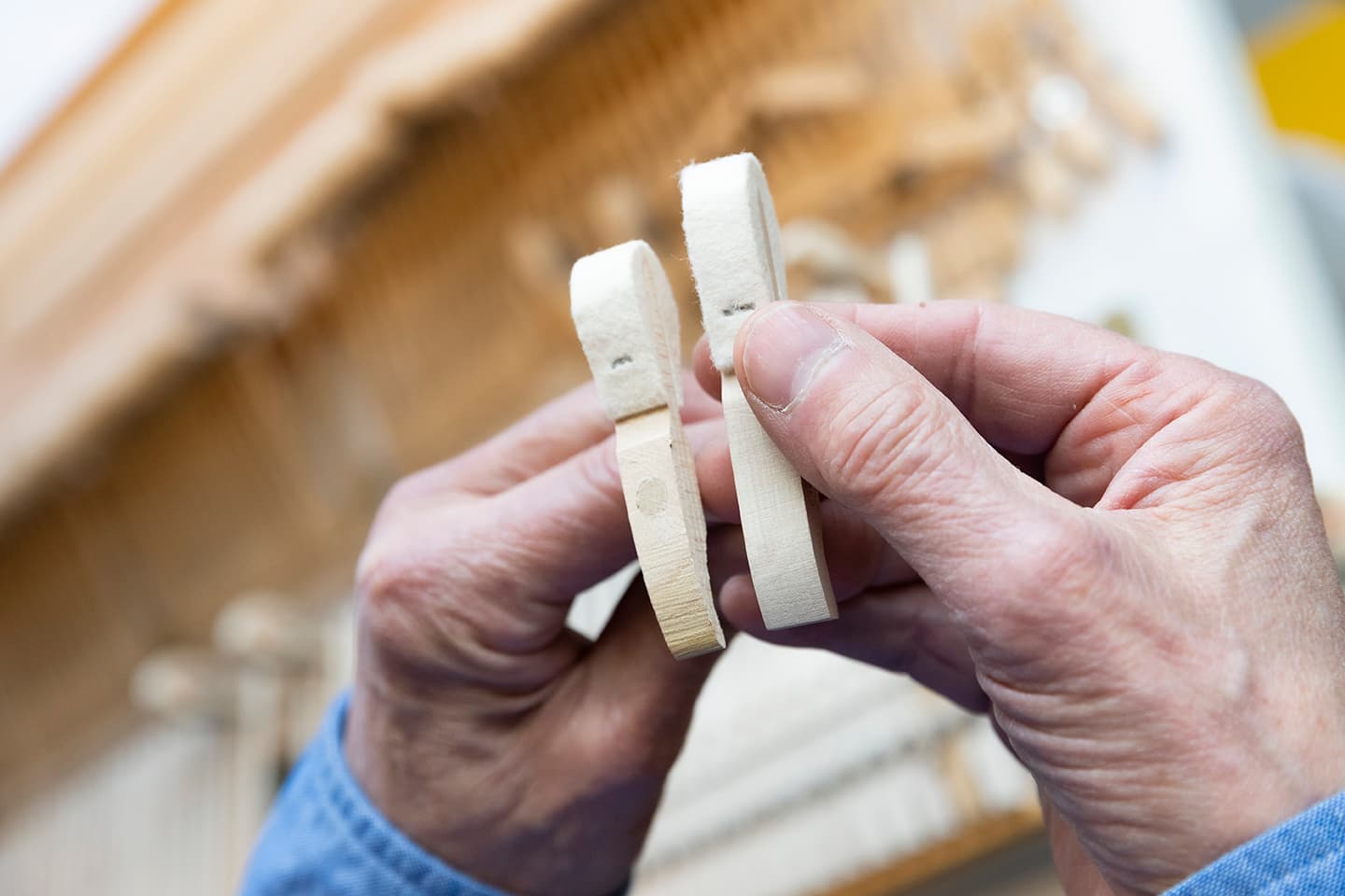 Mains d'artisan travaillant le bois dans son atelier