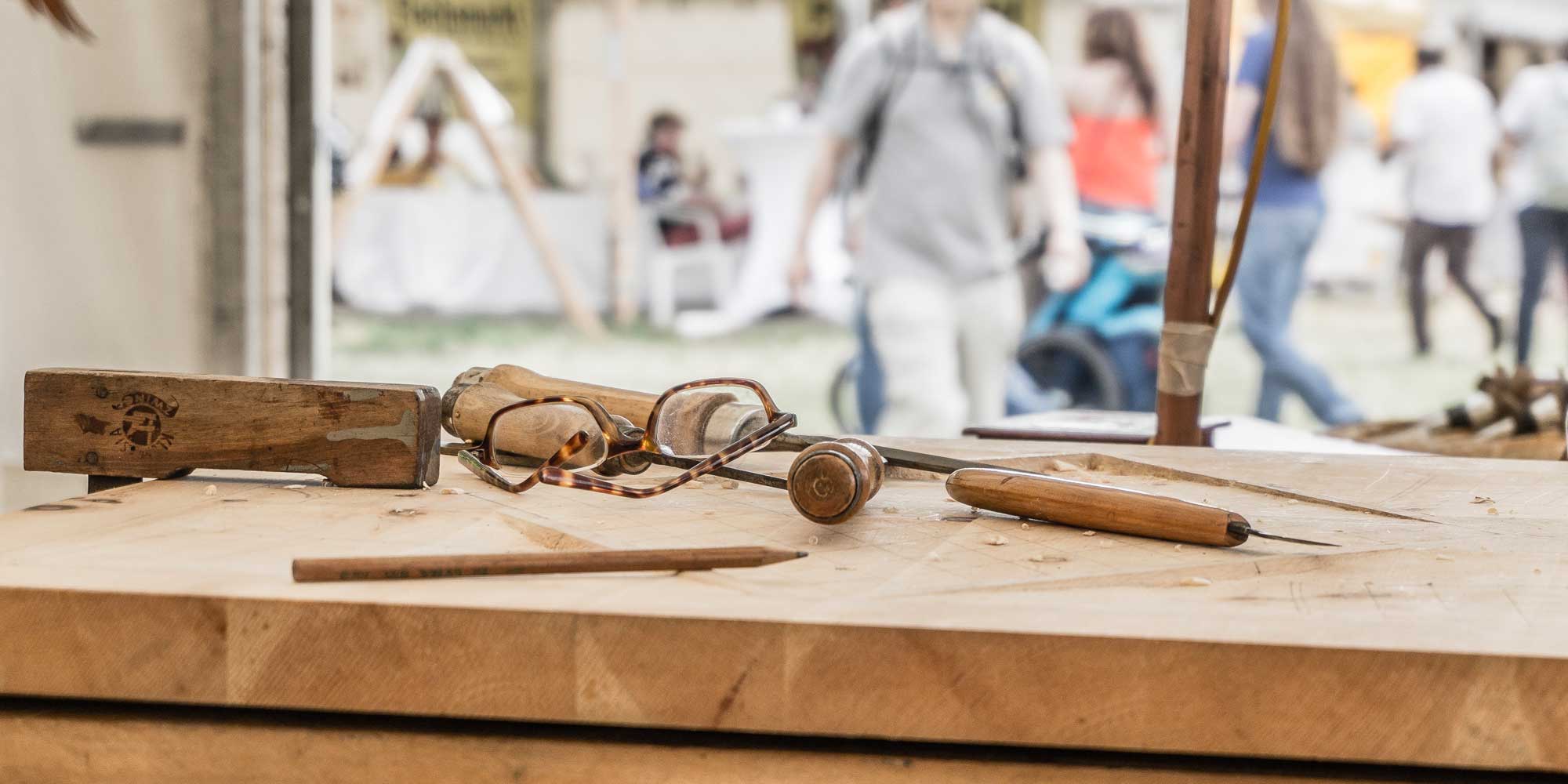 Outils d'artisan sur un établi